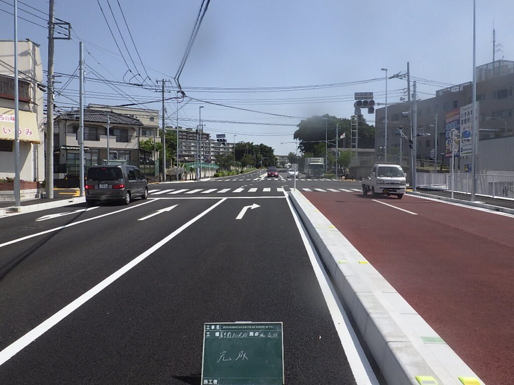 施工事例「都市計画道路権太坂和泉線(和泉地区)街路整備工事 (その11)」の写真