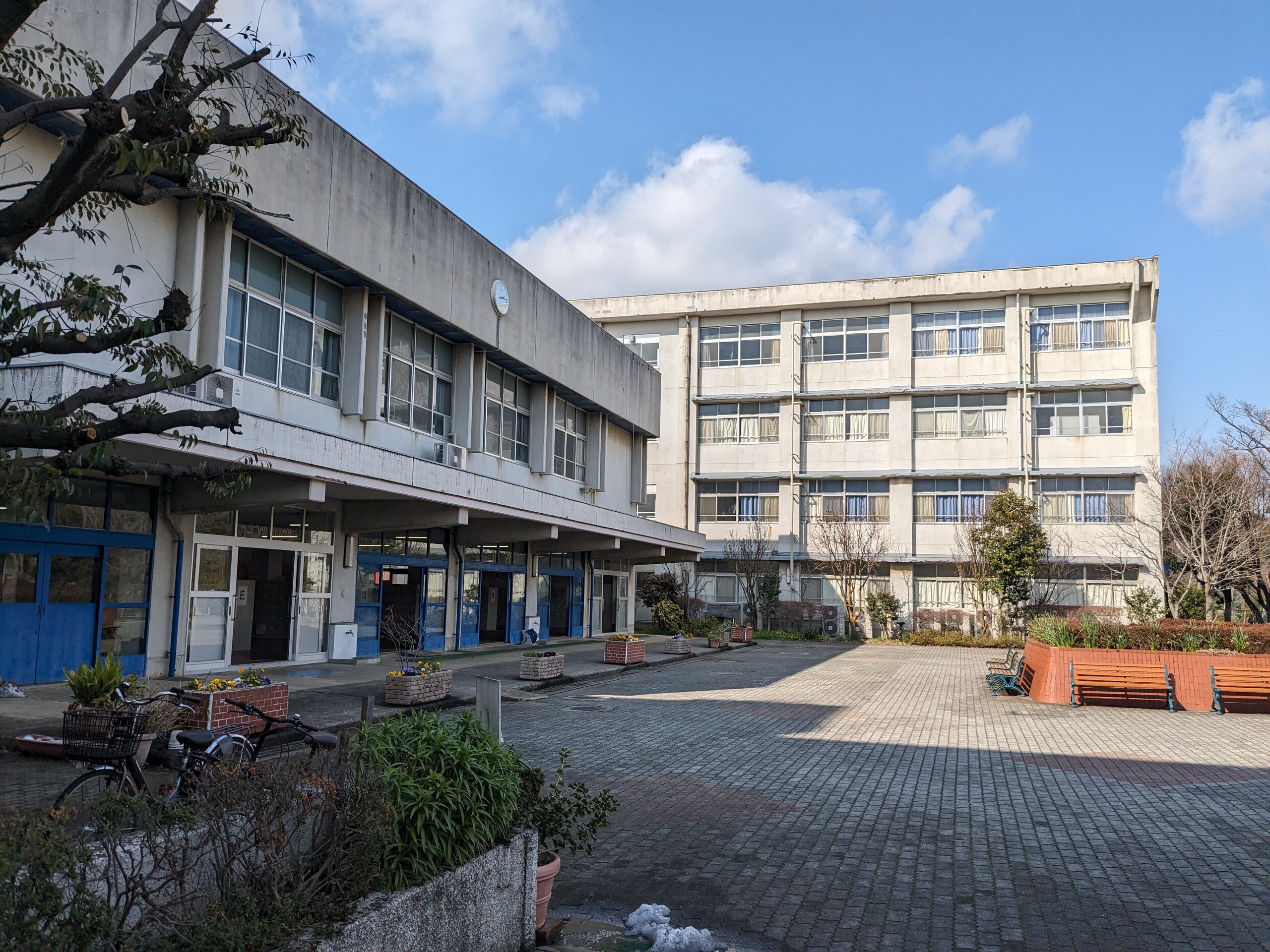 施工事例「神奈川県立新羽高等学校校舎ガラス交換工事」のサムネイル画像