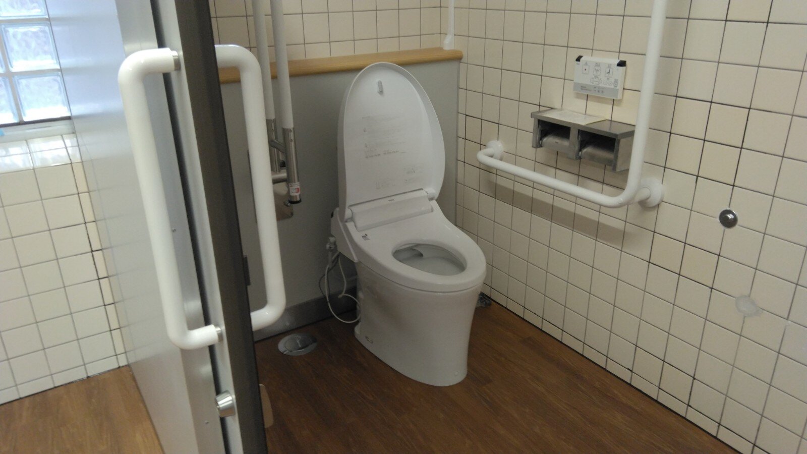 施工事例「神奈川県立横浜国際高校トイレ様式化工事」のサムネイル画像