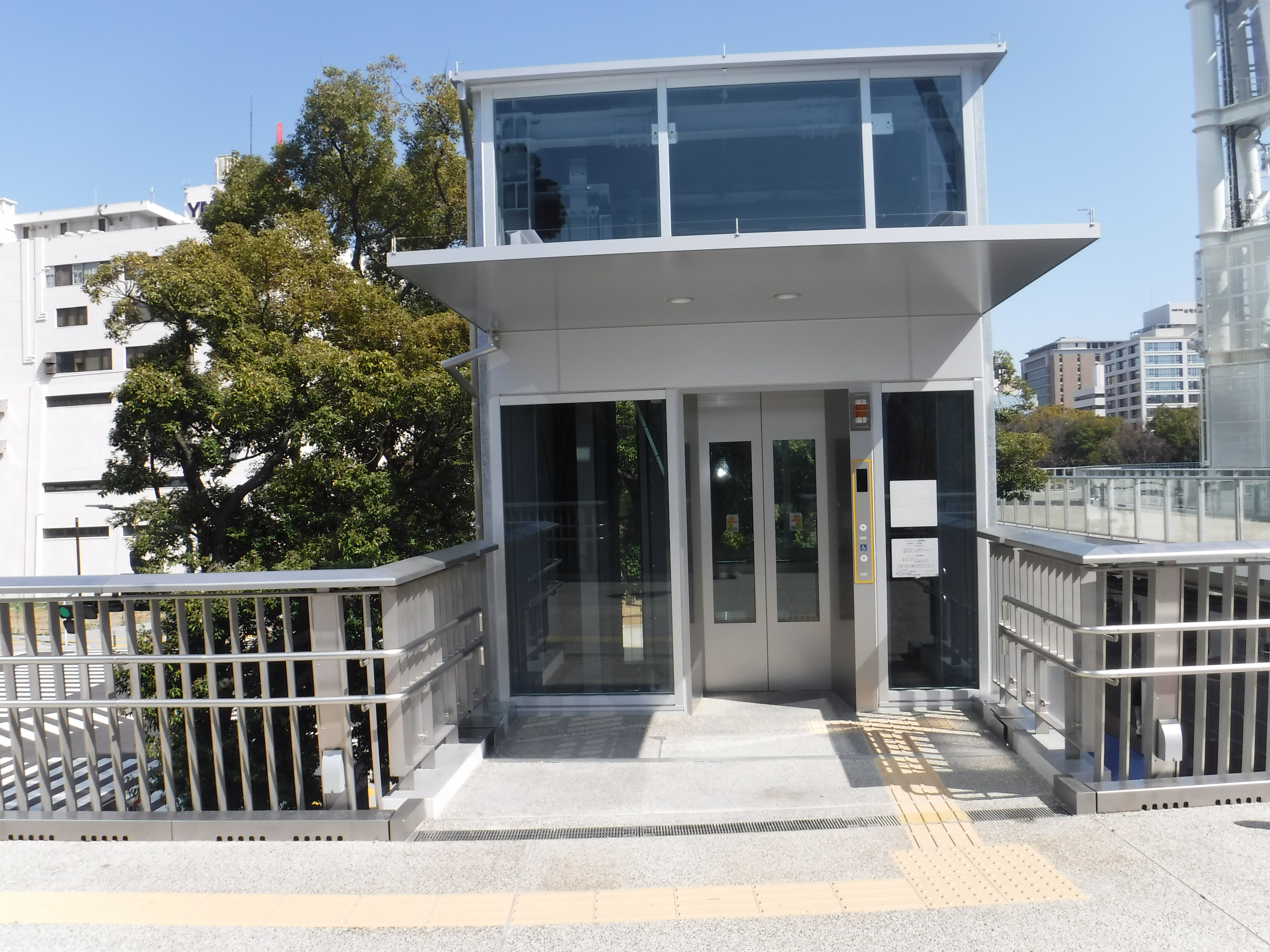 施工事例「みなと大通りデッキ整備工事(昇降機)」の写真