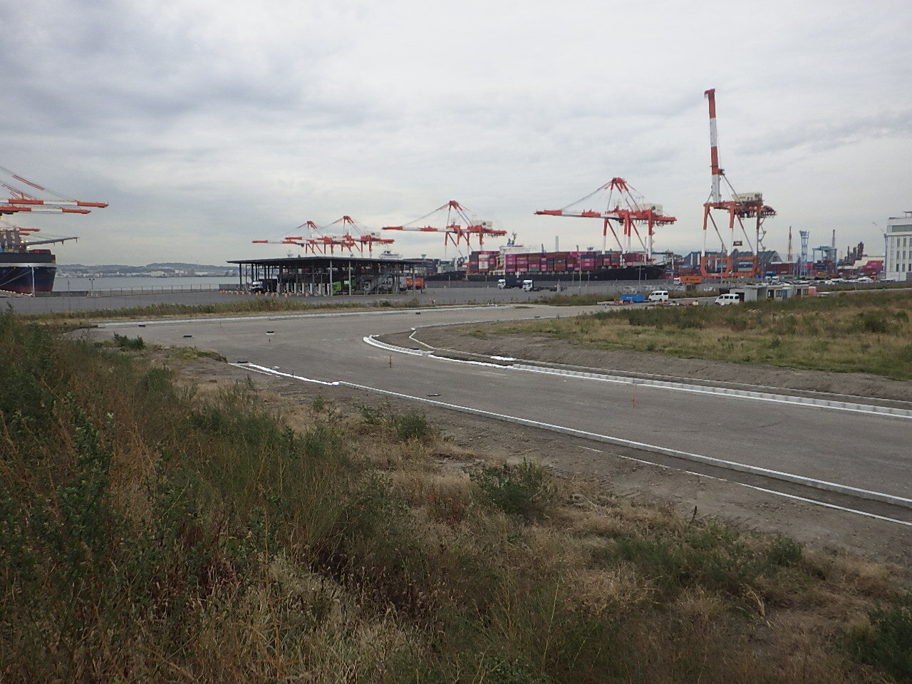 施工事例「南本牧ふ頭建設工事・第5-1ブロック道路整備工(その4)」の写真