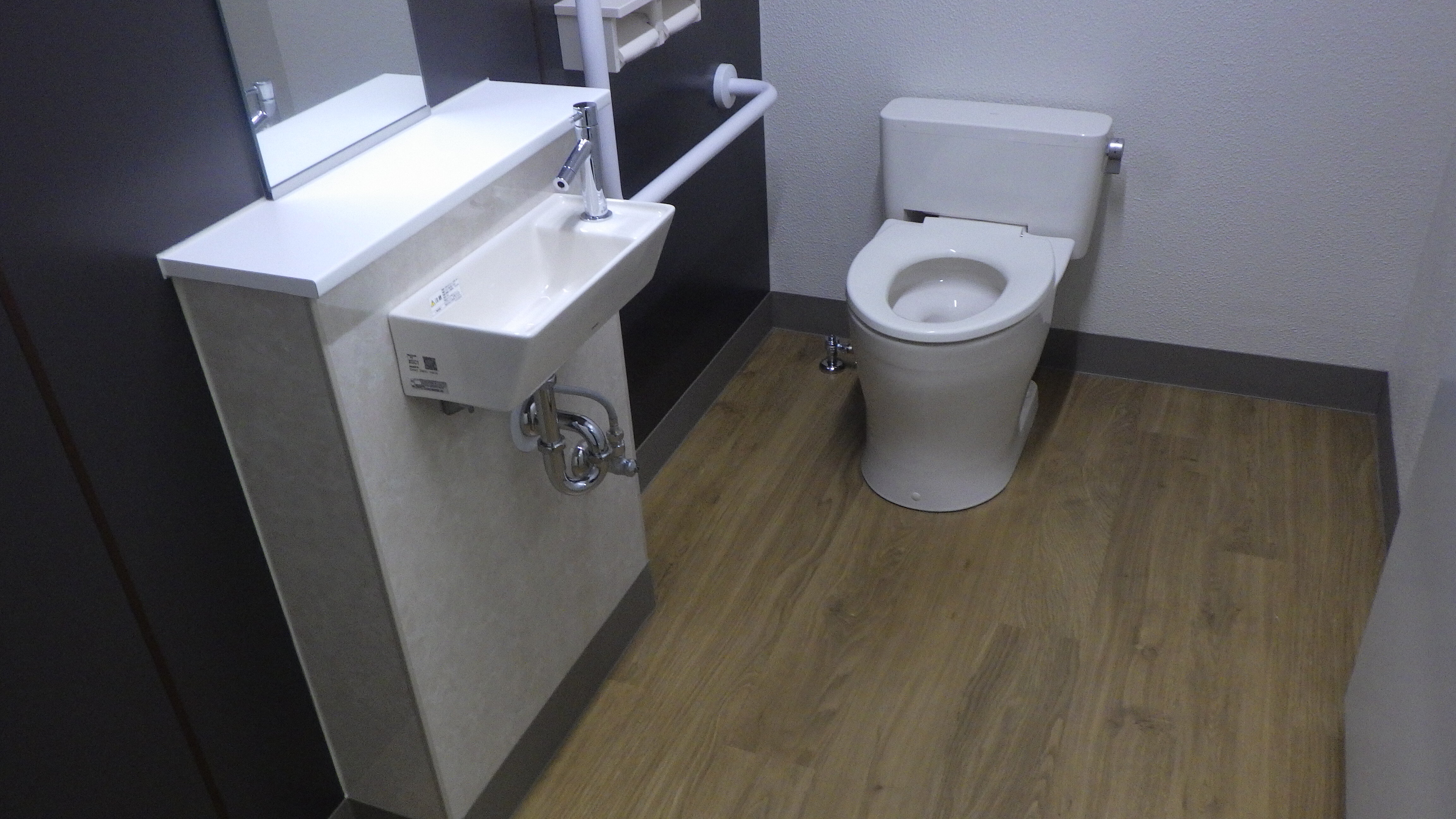 施工事例「戸塚高等学校校舎棟女子トイレ改修その他工事(建築・電気)（その２）」の写真