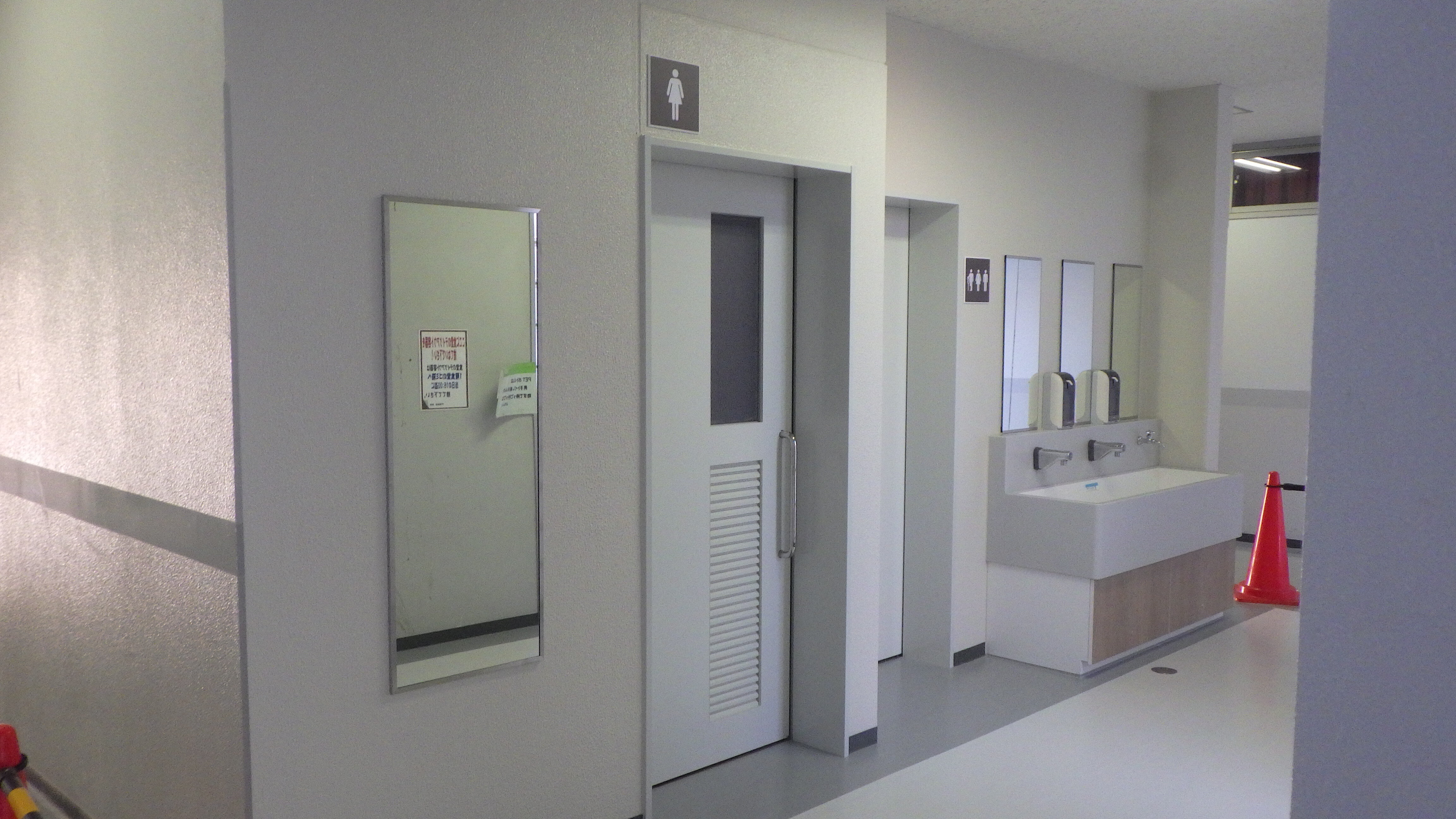 施工事例「戸塚高等学校校舎棟女子トイレ改修その他工事(建築・電気)（その２）」の写真